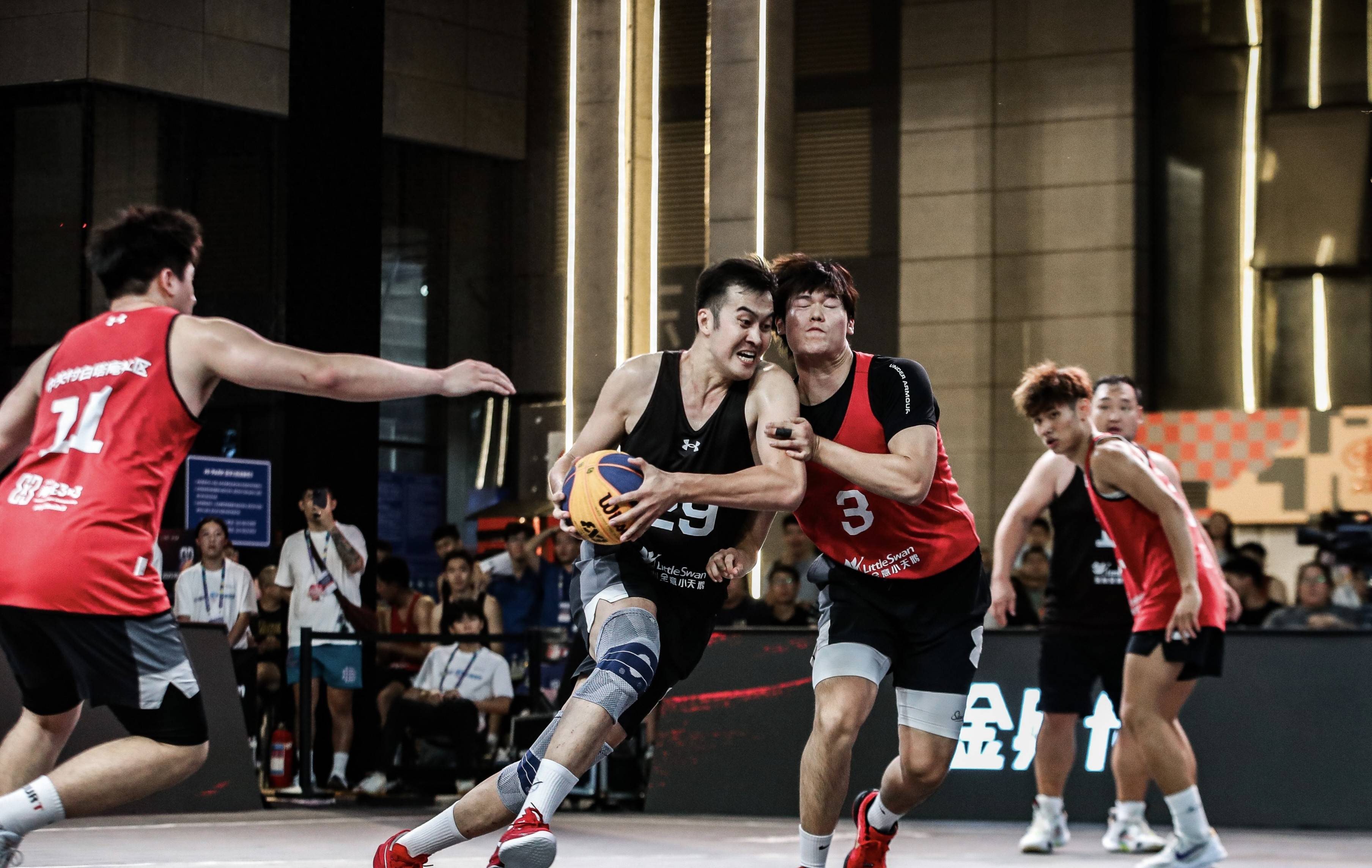 尊龙凯时-篮球职业赛事精彩纷呈，球迷情绪高涨(篮球比赛 职业)